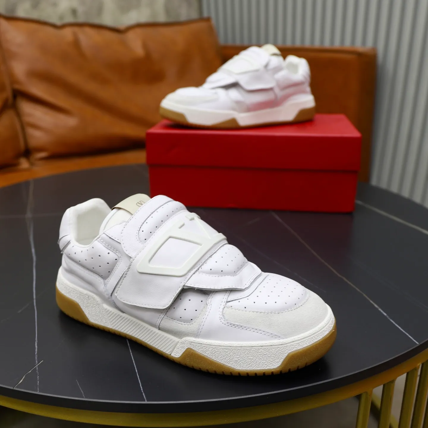 Ex-factory price: 520💰VALENTINO/Valentino Men's latest low-top thick-soled sports shoes are shipped. Made with heavy industry, men's fine casual sports shoes, versatile style. Original leather, rubber lines embellished with geometric segmented uppers, hand-stitched, novel and fashionable, rubber soles with details on the front and back, and the tongue is decorated with the Valentino Garavani Logo, which is comfortable, breathable and durable! Comes with full original packaging! Code number: 38-39-40-41-42-43-44 (45, 46 can be customized)